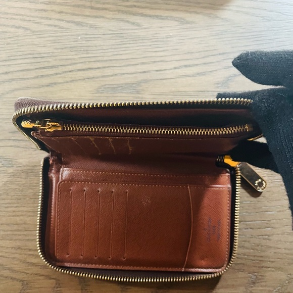 Louis Vuitton Zippy Wallet in Monogram-still for sale - Picture 8 of 17
